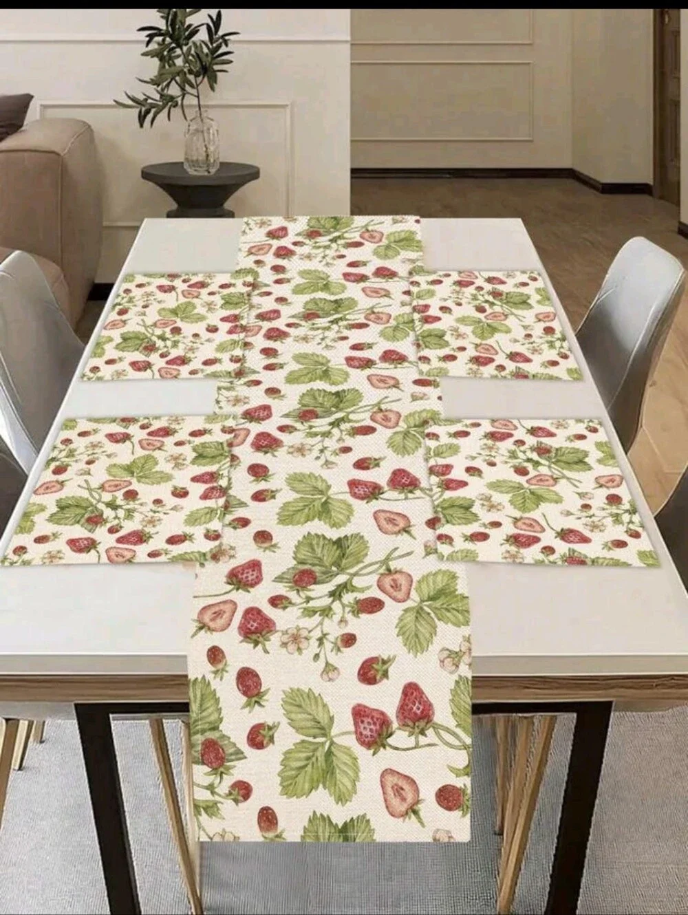 Strawberry 🍓 5 Pc Set: 4 Placemats/ 1 Table Runner NEW